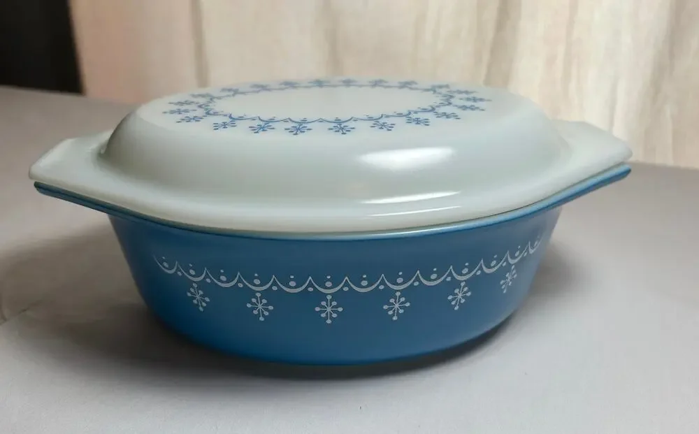 Vintage Pyrex Blue Garland Snowflake casserole dish with lid 1.5 qt